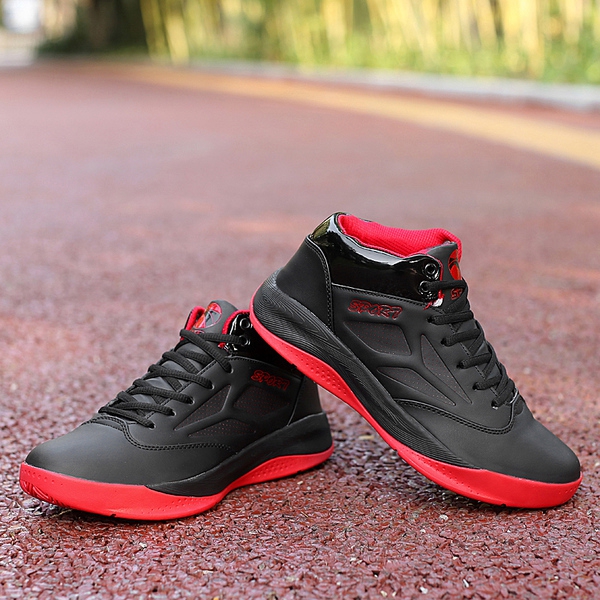 Червени сини и черни баскетболни обувки