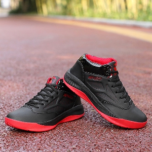 Червени сини и черни баскетболни обувки