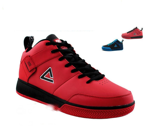 Сини и червени баскетболни обувки