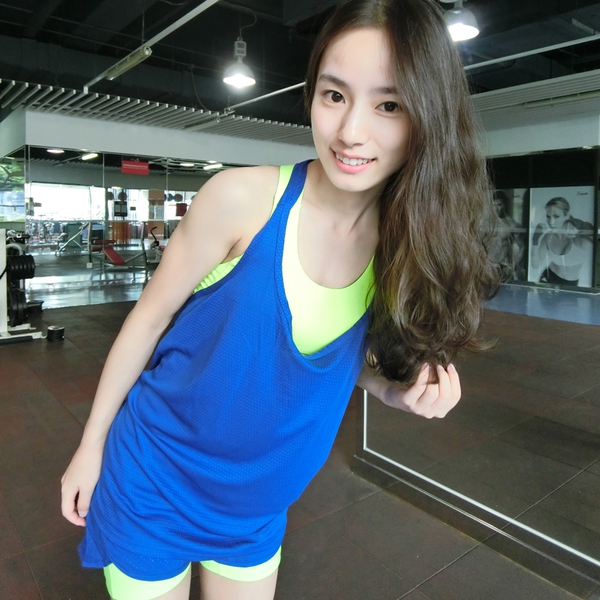 Дамски спортен потник с изрязан гръб