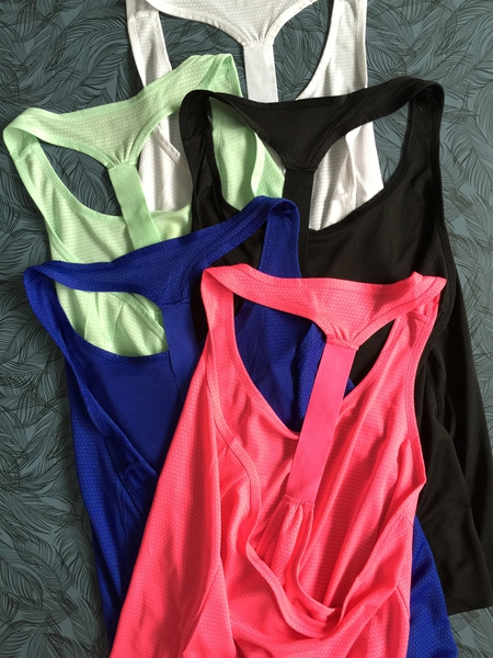 Дамски спортен потник с изрязан гръб