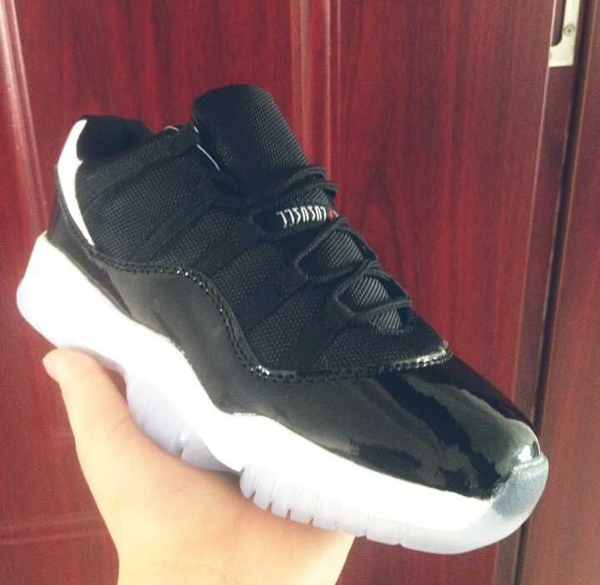 Мъжки и дамски баскетболни обувки черни и бели