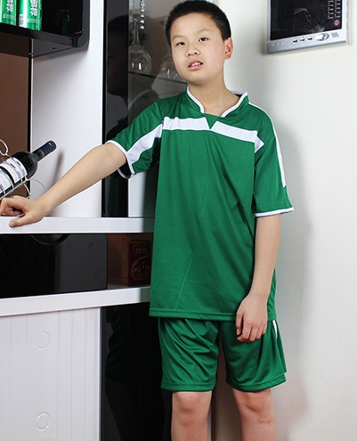 Футболни екипи с къси ръкави и панталони подходящи за деца и възрастни