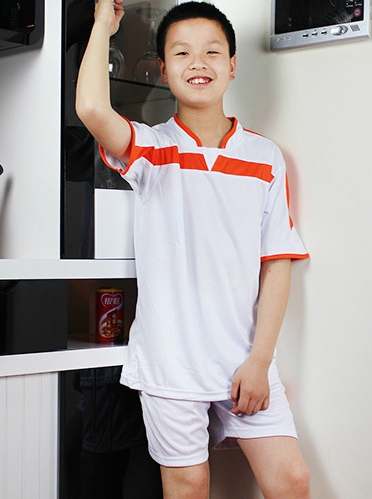 Футболни екипи с къси ръкави и панталони подходящи за деца и възрастни