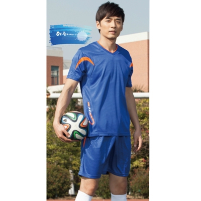 Футболни екипи с къси ръкави и панталони подходящи за деца и възрастни