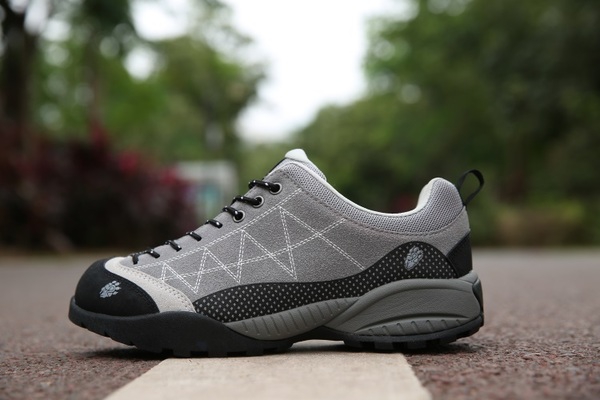 Дамски и мъжки водоустойчиви туристически обувки 12 модела 