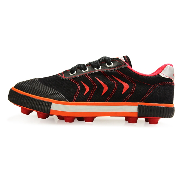 Футболни обувки за мъже - три топ модела в син, черен и червен цвят