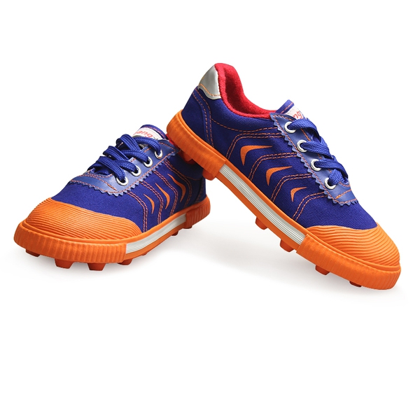Футболни обувки за мъже - три топ модела в син, черен и червен цвят
