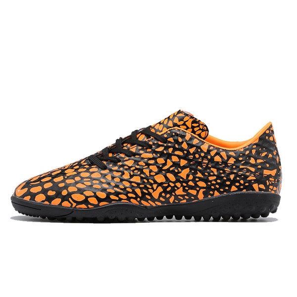 Мъжки футболни обувки в черно-оранжев цвят от изкуствена кожа и с противоглъзгаща функция