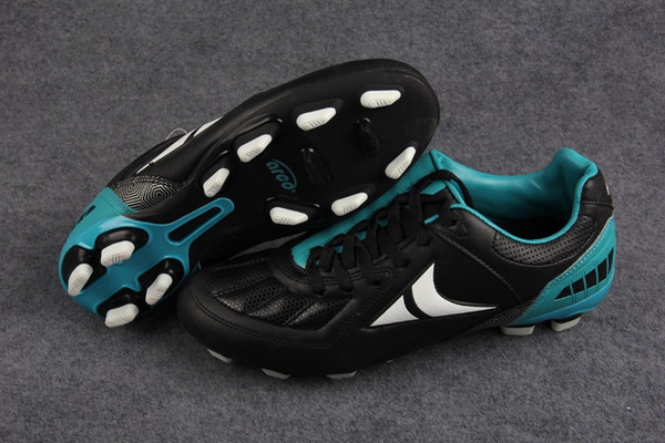 Обувки за футбол подходящи за мъже и жени - различни топ модели