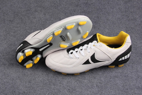 Обувки за футбол подходящи за мъже и жени - различни топ модели