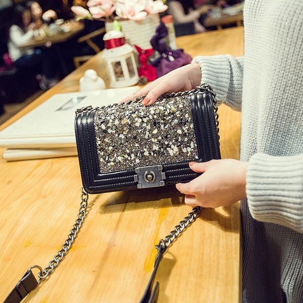   Κομψή τσάντα με λαμπερό στοιχεία