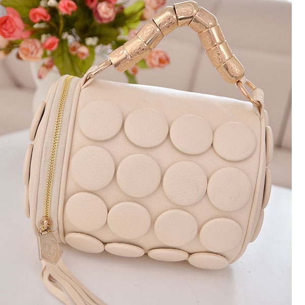 Дамска чанта с кръгли елементи