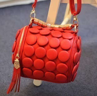 Дамска чанта с кръгли елементи