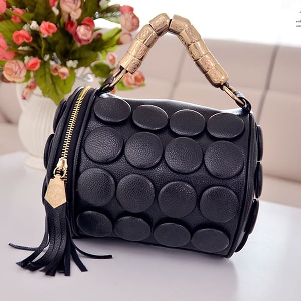 Дамска чанта с кръгли елементи