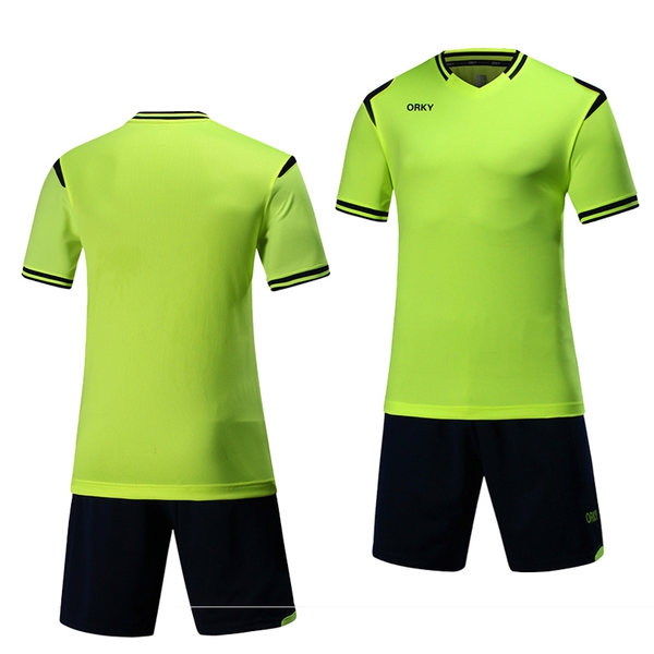 Футболни екипи от тениска с къс или дълъг ръкав и къси панталони - син, жълт, розов, червен, зелен