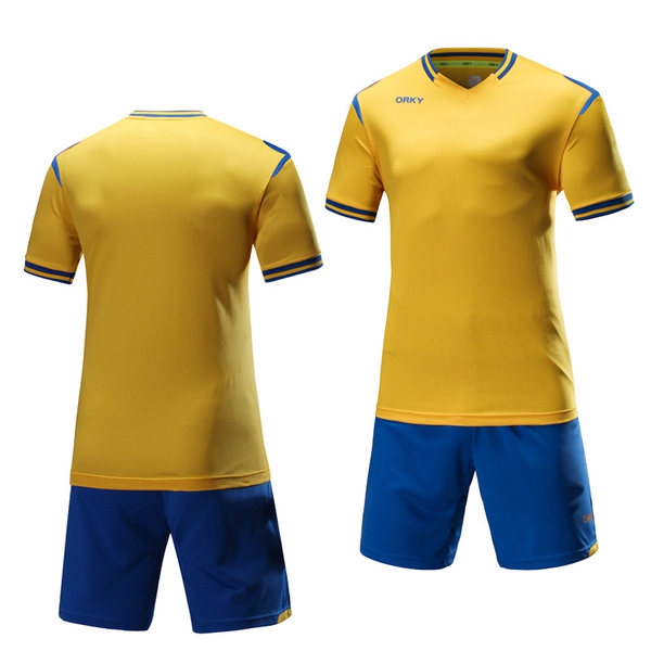 Футболни екипи от тениска с къс или дълъг ръкав и къси панталони - син, жълт, розов, червен, зелен