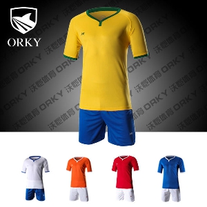 Мъжки футболен тренировъчен комплект от тениска с къс ръкав и панталони в оранжев, бял, червен, син и жълт цвят