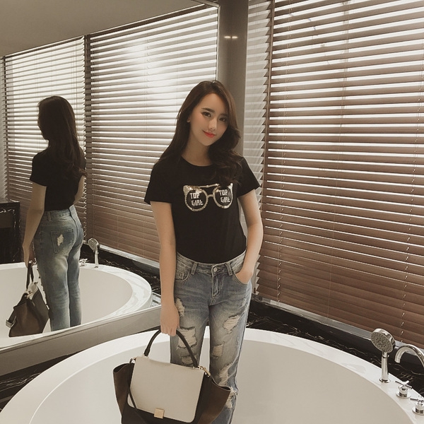 Γυναικέια τζιν με διακοσμητικά μοτίβα