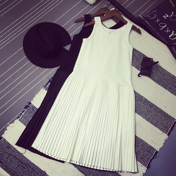 Κυρίες πλισέ φόρεμα σε μαύρο και άσπρο