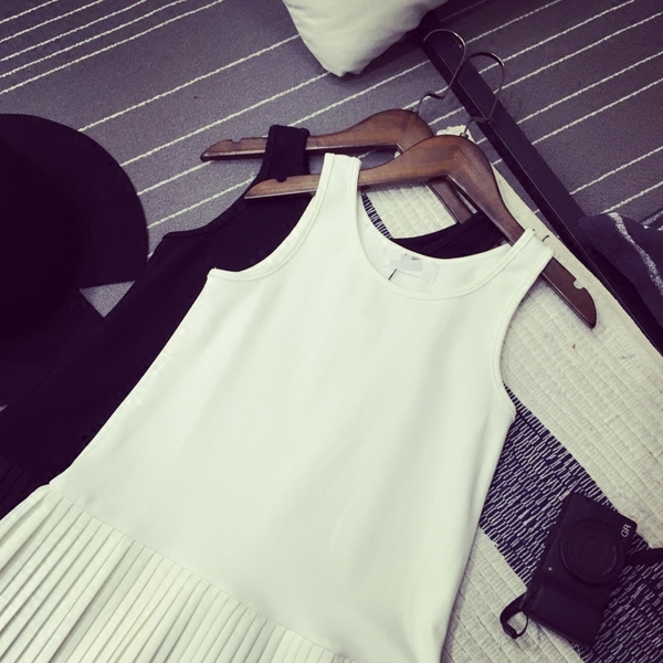 Κυρίες πλισέ φόρεμα σε μαύρο και άσπρο