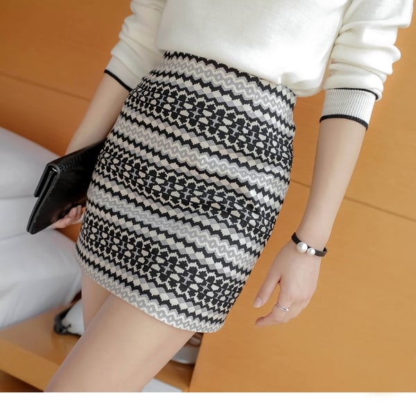 Οι γυναίκες που της φούστα και μπλούζα