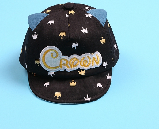 Детска шапка с ушички за бебета до 1 година с обиколка около 45-48 см - червена, сива, черна Краун