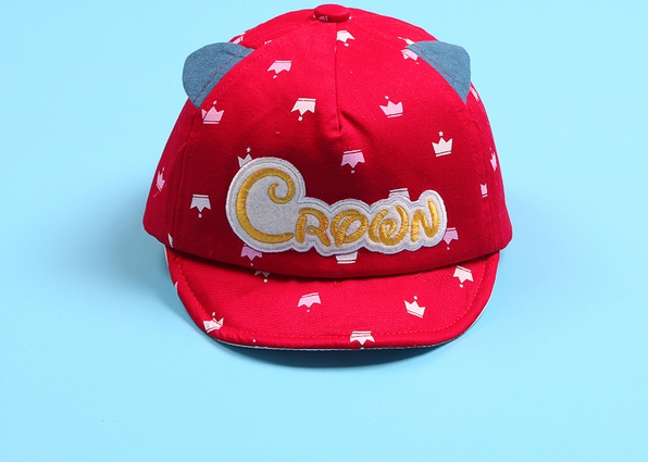 Детска шапка с ушички за бебета до 1 година с обиколка около 45-48 см - червена, сива, черна Краун