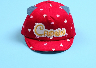 Детска шапка с ушички за бебета до 1 година с обиколка около 45-48 см - червена, сива, черна Краун