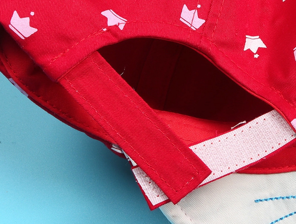 Детска шапка с ушички за бебета до 1 година с обиколка около 45-48 см - червена, сива, черна Краун