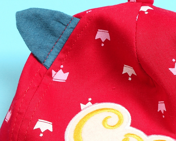 Детска шапка с ушички за бебета до 1 година с обиколка около 45-48 см - червена, сива, черна Краун