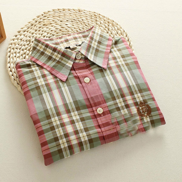 Γυναικείο καρό πουκάμισο σε φωτεινά χρώματα της άνοιξης