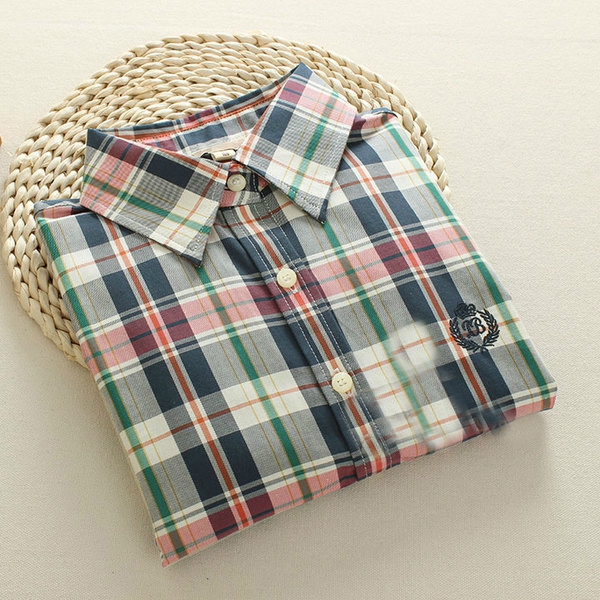 Γυναικείο καρό πουκάμισο σε φωτεινά χρώματα της άνοιξης