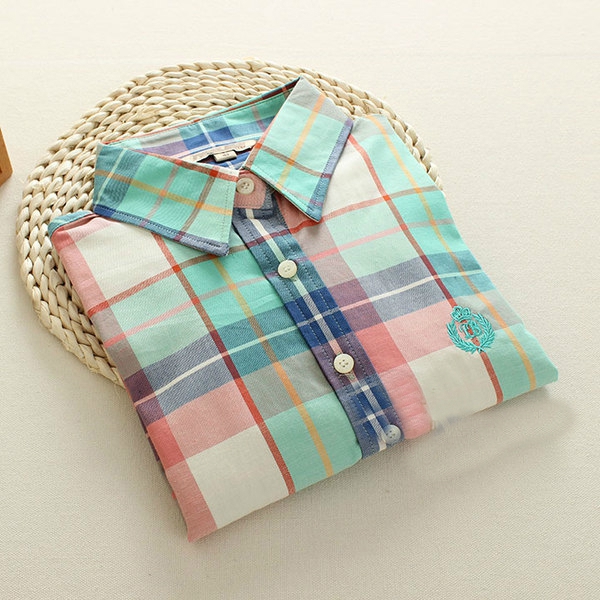 Γυναικείο καρό πουκάμισο σε φωτεινά χρώματα της άνοιξης