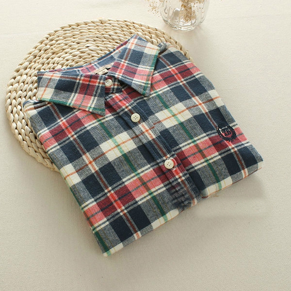 Γυναικείο καρό πουκάμισο σε φωτεινά χρώματα της άνοιξης