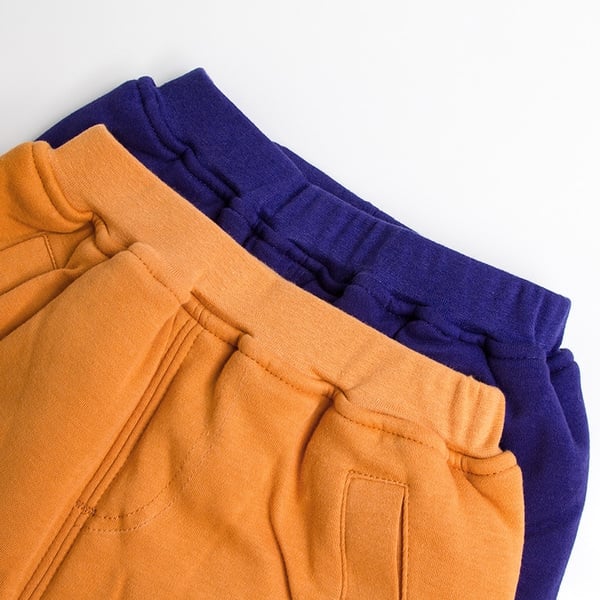 Παιδικά παντελόνια για το φθινόπωρο και την άνοιξη σε επιλογή τριών χρωμάτων και διαφορετικών μεγεθών