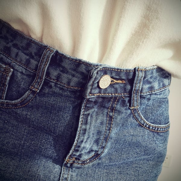 Κυρίες Denim άνοιξη φούστα με ξεφτισμένες μέρη