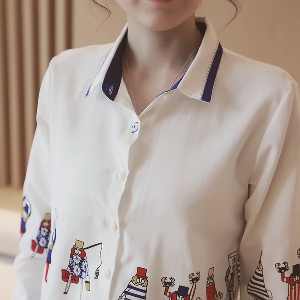 Γυναικείο λευκό πουκάμισο με το μαύρο - άσπρο γιακά