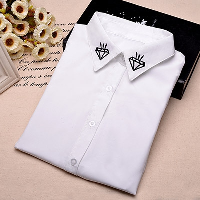 Пролетна бяла риза с различна бродерия