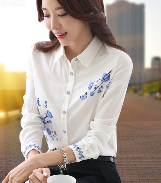 πουκάμισο γυναικών σε διάφορες florals