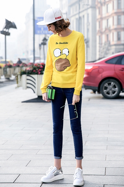 αθλητικά Γυναικεία μπλούζα με κινούμενα σχέδια - σε δύο χρώματα κίτρινο και λευκό