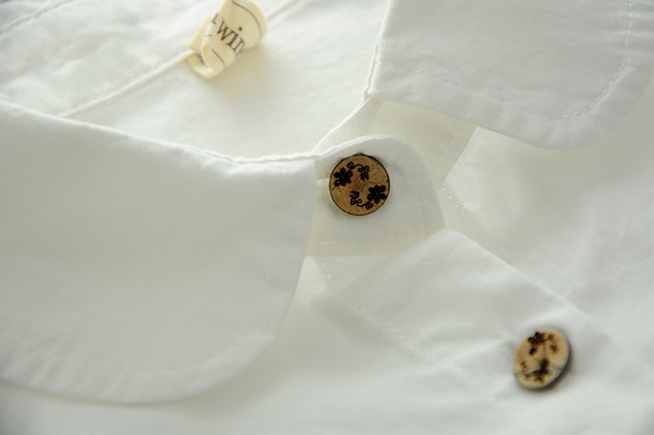 πουκάμισο σύγχρονες γυναίκες σε άσπρο - ένα λεπτό μοντέλο τύπου