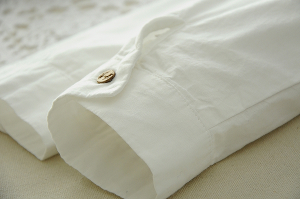 πουκάμισο σύγχρονες γυναίκες σε άσπρο - ένα λεπτό μοντέλο τύπου