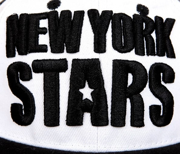 Детски стилни и модерни шапки - черни и бели Stars - за деца от 4 до 8 години