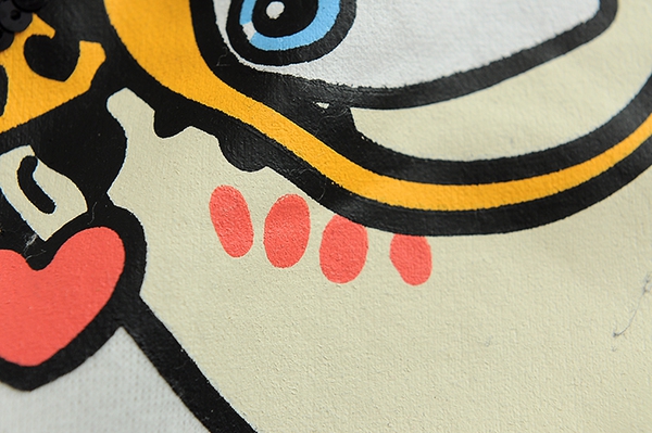 Κυρίες ελατήριο μπλούζα με ένα πολύχρωμο κολάρο