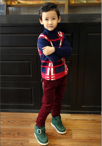 Πολύχρωμα και όμορφα παιδικά πουλόβερ - κόκκινα, πράσινα και σκούρα μπλε μοντέλα - Left West