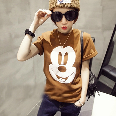 Οι γυναίκες T-shirts σε διάφορα χρώματα και μοκέτες