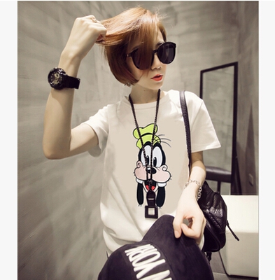 Οι γυναίκες T-shirts σε διάφορα χρώματα και μοκέτες