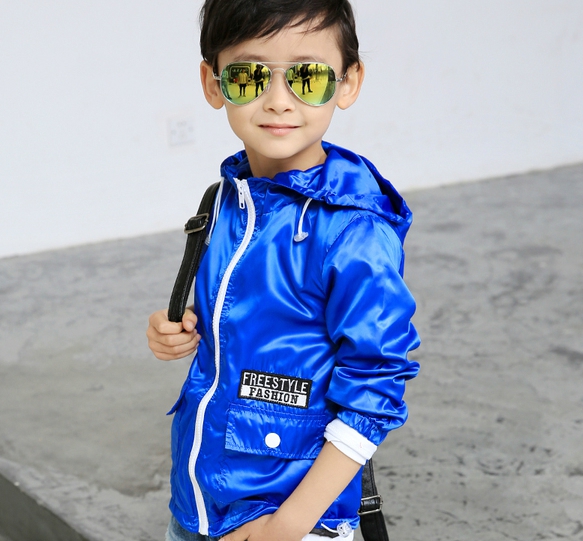 Παιδικό μπουφάν για την με κουκούλα σε  μπλε, κόκκινο και μαύρο χρώμα 