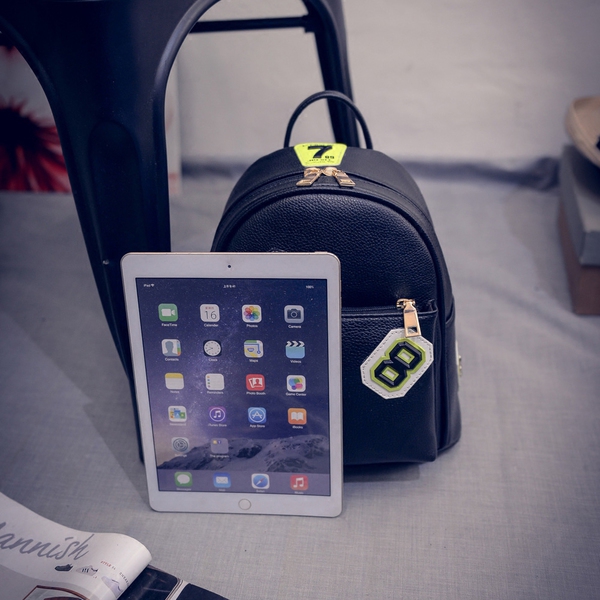 Дамска кожена раница: бяла и черна